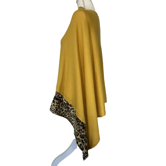 NWT Cozy Regency Mobwife Animal Print and Gold Poncho Shawl Wrap One Size - Picture 2 of 9